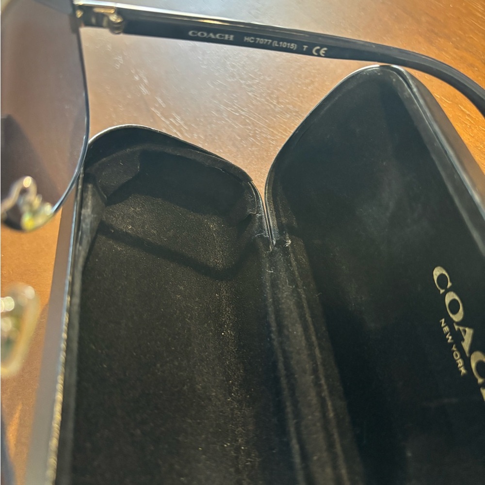Coach Metal Pilot Sunglasses – Silver Frame / Blue Gradient Lens - Picture 3 of 7